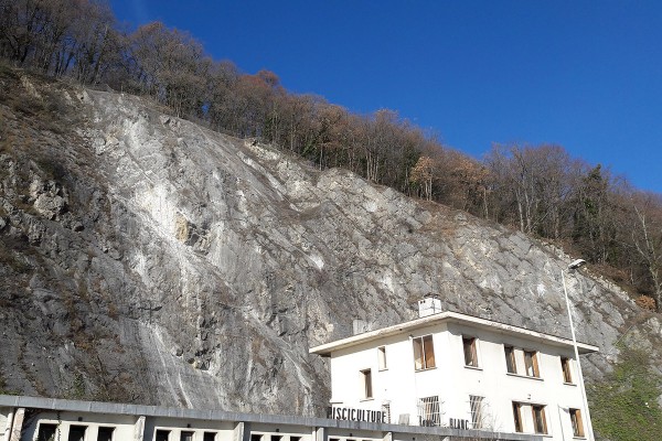 Travaux de protection contre les chutes de blocs sur la...